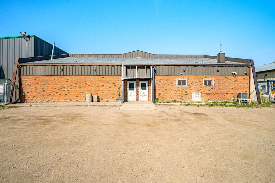 More Photos Of 4702 40 Av, Lloydminster Industrial For Lease