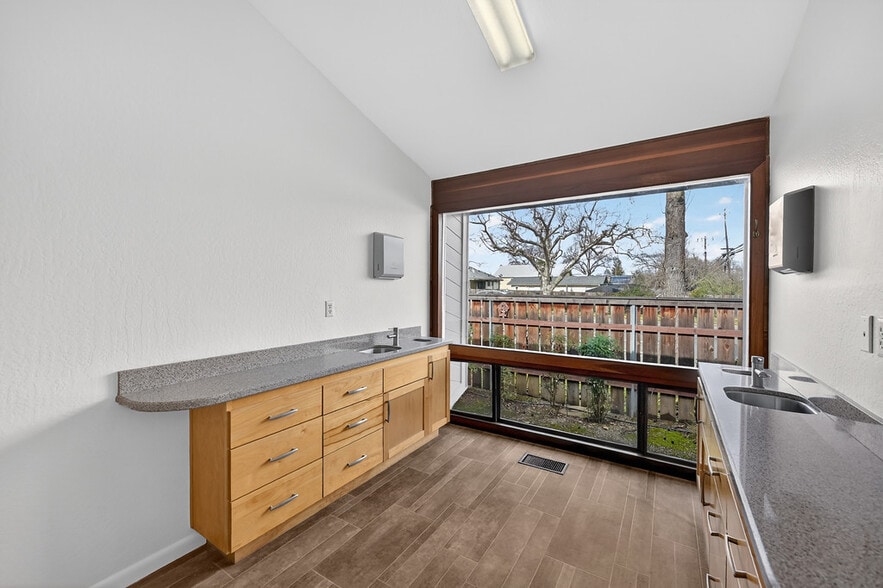 More Photos Of 496 East Ave, Lincoln Medical For Sale