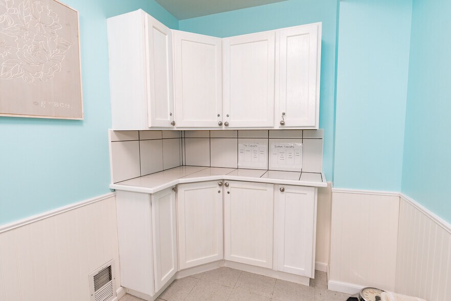 More Photos Of 8 Jennifer Dr, Merrimack Flex For Sale