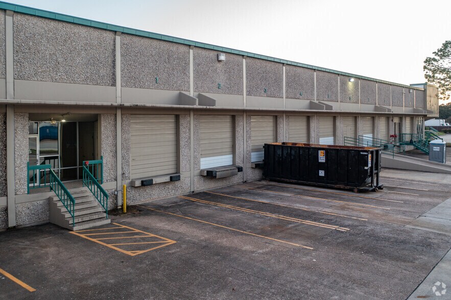 More Photos Of 455-465 W 38th St, Houston Warehouse For Lease