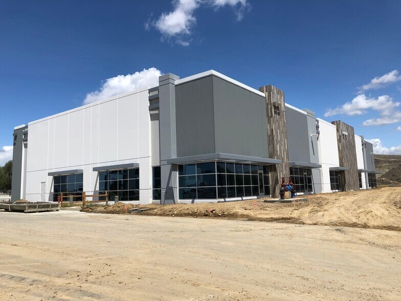 More Photos Of 17 Longitude Way, Corona Unknown For Lease