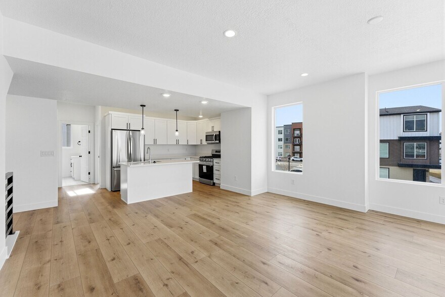 More Photos Of 132-144 E Chambord Ct, Sandy Apartments For Sale
