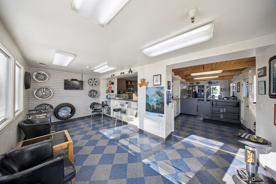 More Photos Of 25 Market St, San Rafael Service For Sale