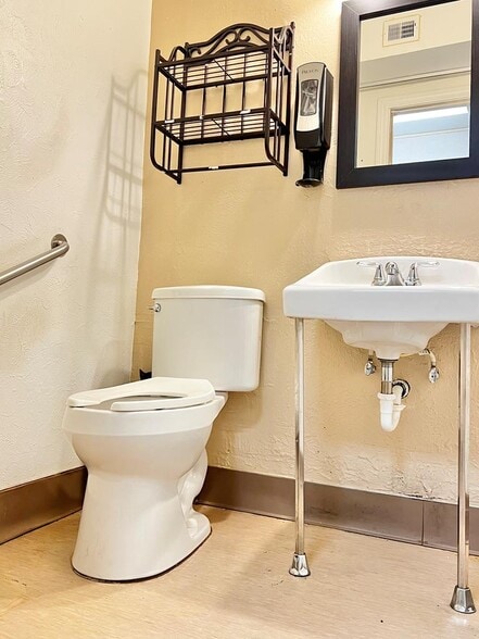 More Photos Of 720 W 1st St, Coffeyville Healthcare For Sale