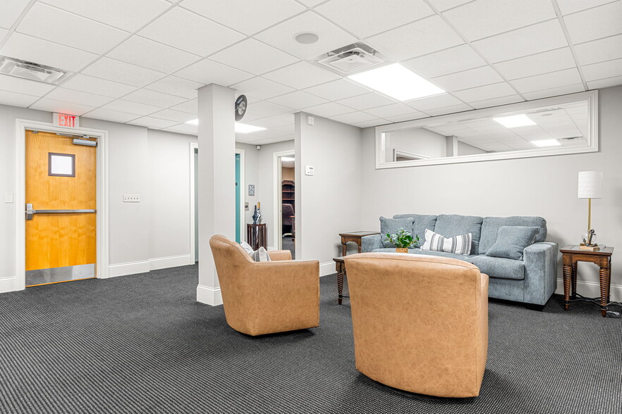 More Photos Of 222 Pearl St, New Albany Office Residential For Lease