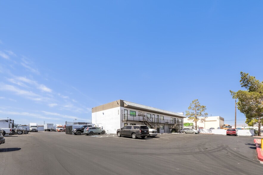 More Photos Of 3975 W Quail Ave, Las Vegas Warehouse For Lease