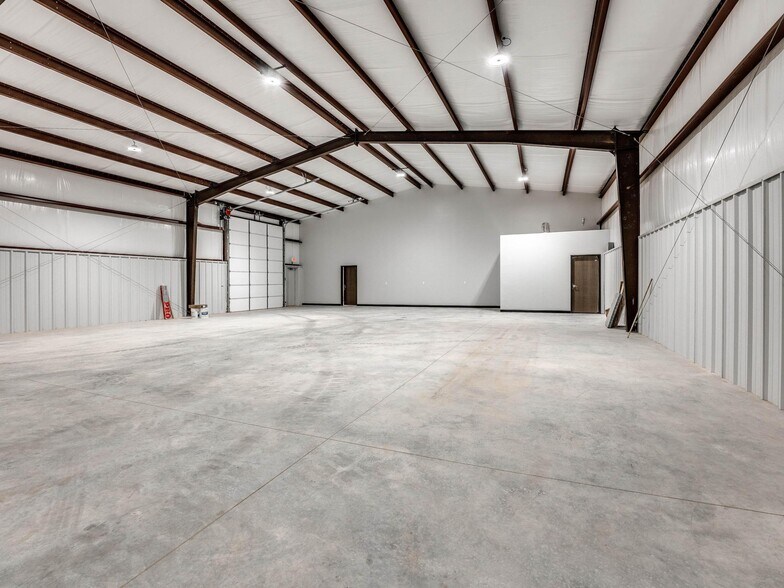 More Photos Of 1736 Red Oak Lane, Guthrie Warehouse For Lease
