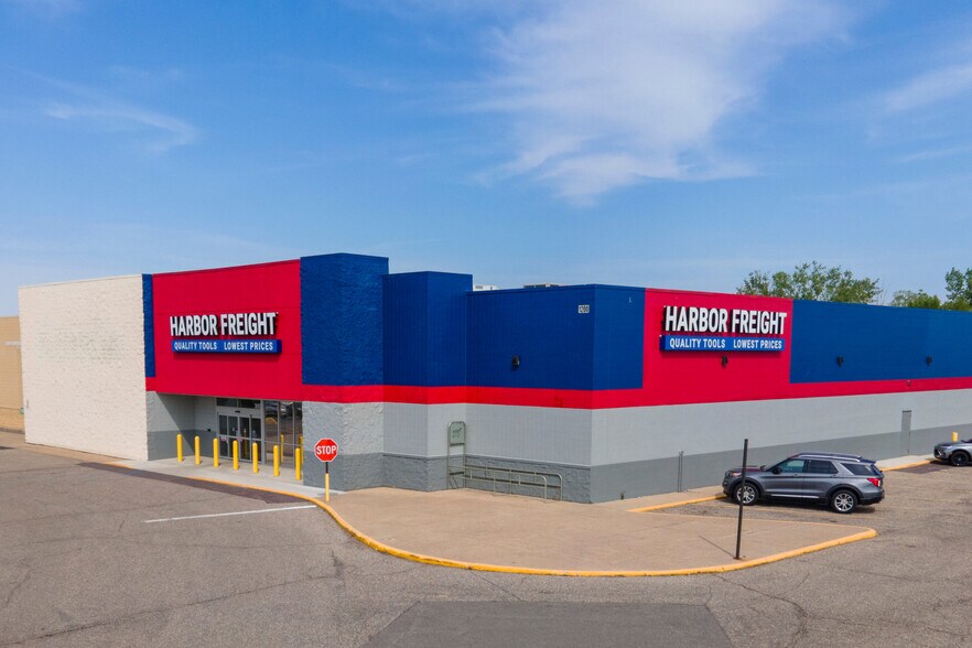 More Photos Of 1200 E Susan Dr, Marshall Freestanding For Lease