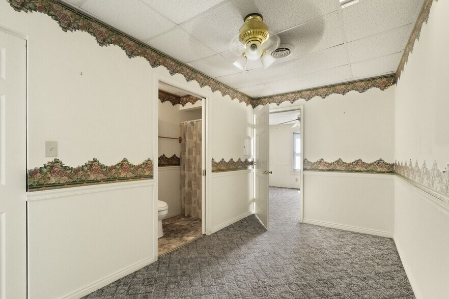 More Photos Of 756 Lakeshore Dr, Scottsburg Flex For Sale