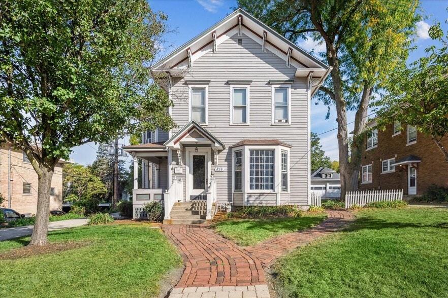 Primary Photo Of 528 E Chicago St, Elgin Multifamily For Sale