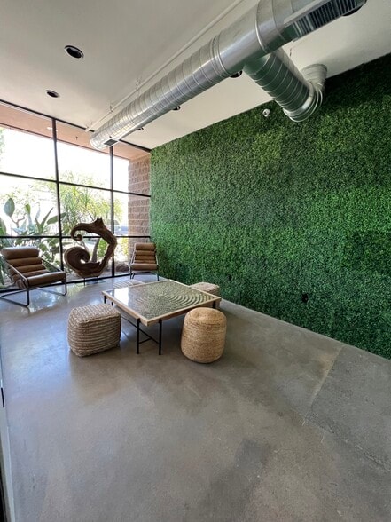 More Photos Of 15979 N 76th St, Scottsdale Showroom For Lease