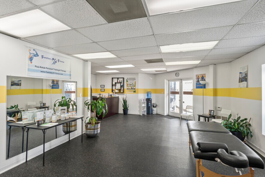 More Photos Of 604 S King St, Leesburg Office For Sale