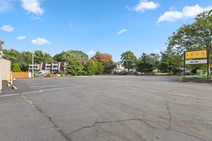 More Photos Of 376 Bullocks Point Ave, Riverside Restaurant For Sale