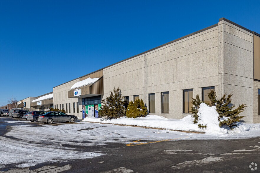 Primary Photo Of 3401-3421 Boul Industriel, Laval Light Distribution For Lease