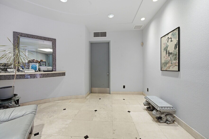 More Photos Of Sans Souci Blvd, Miami Office For Sale