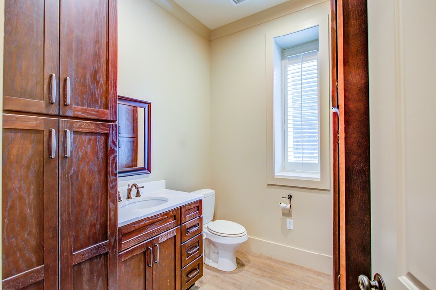 More Photos Of 108 Kelly Rd, Niceville Showroom For Lease