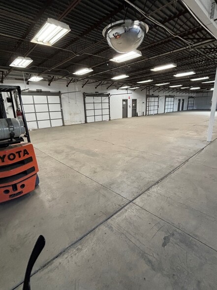 More Photos Of 535 E Cimarron St, Colorado Springs Warehouse For Sale