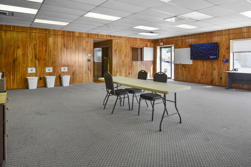 More Photos Of 603 E 2nd St, Ogallala Showroom For Sale