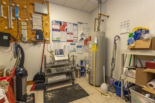 More Photos Of 823 N Washington St, Junction City Office For Sale