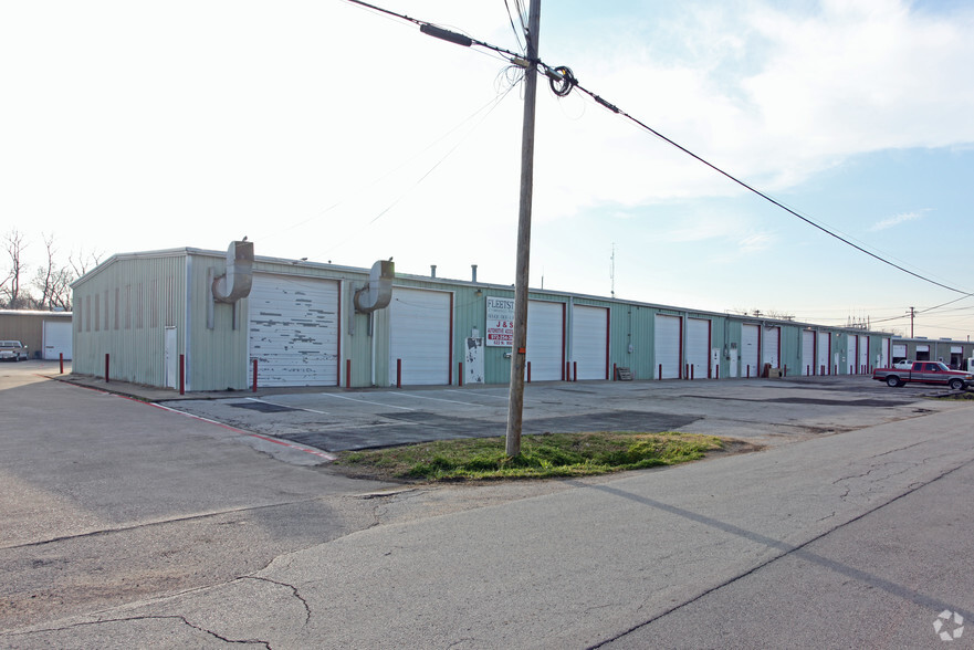 Primary Photo Of 600-622 N Main St, Irving Warehouse For Lease