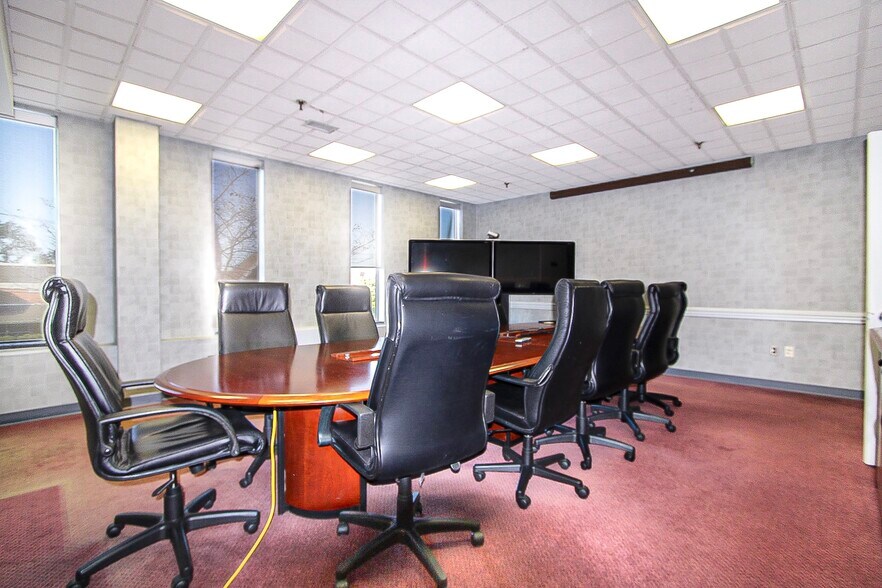 More Photos Of 2 Elm St, Windsor Locks Office For Lease