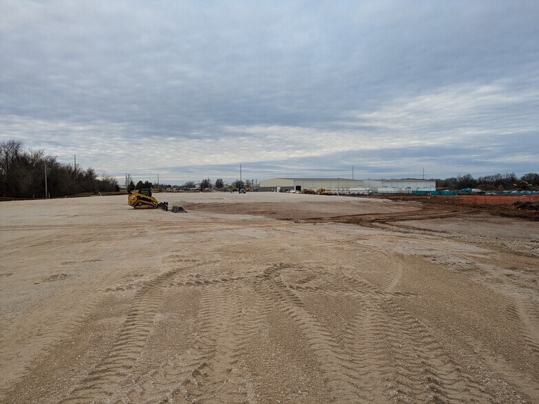 More Photos Of 2610 N Westgate Ave, Springfield Warehouse For Lease