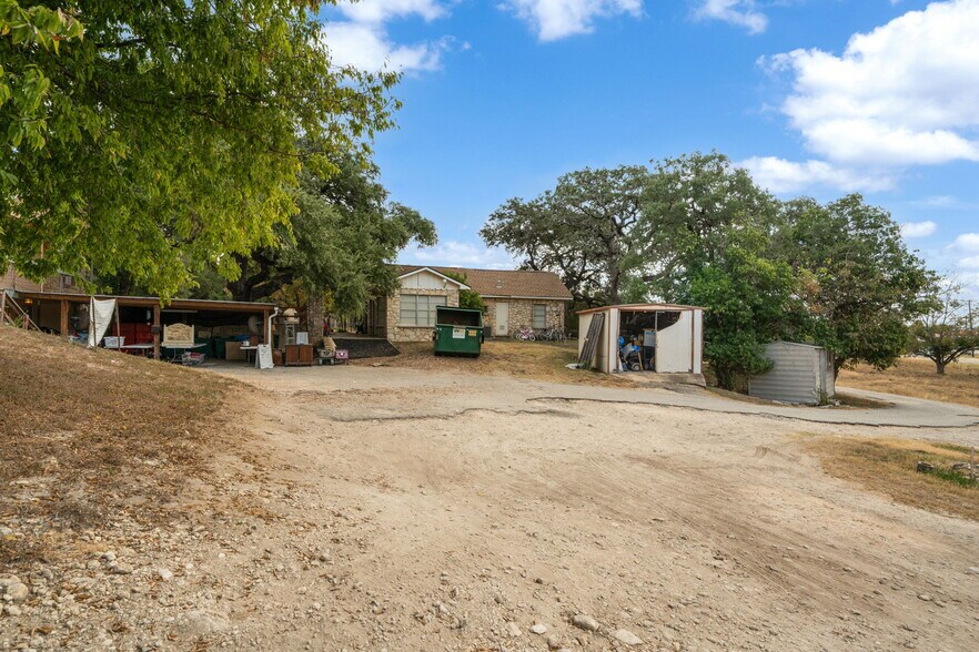 More Photos Of 930 N School St, Boerne Office For Sale