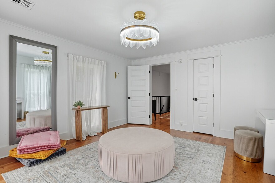 More Photos Of 924 S Main St, Broken Arrow Showroom For Sale