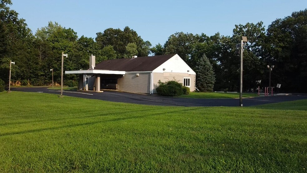 More Photos Of 230 N Middletown Rd, Pearl River Bank For Lease