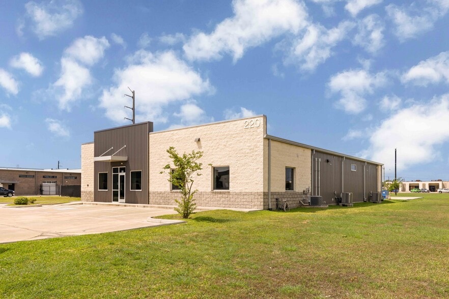 More Photos Of 220 Ibis St, Webster Showroom For Lease