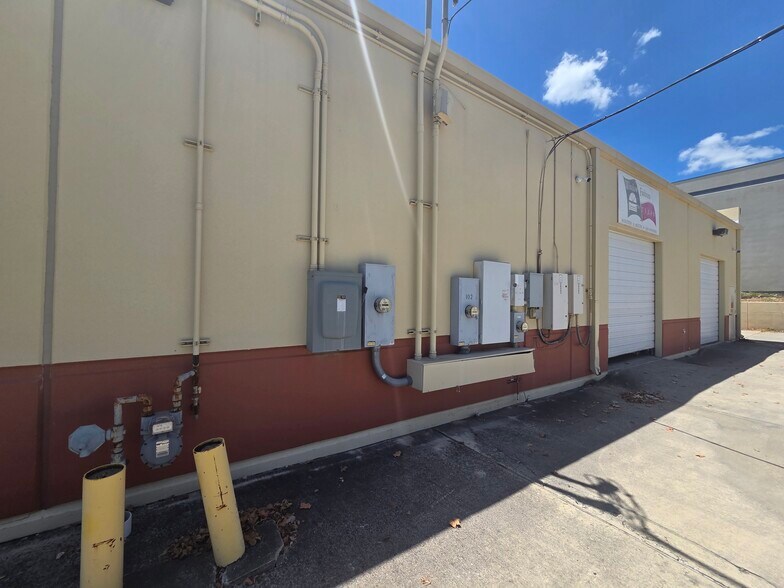More Photos Of 16151 College Oak Dr, San Antonio Showroom For Sale