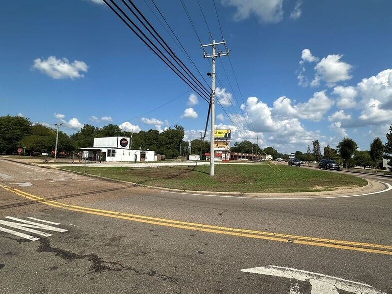 More Photos Of 106 Avenue of Patriots St, Starkville Restaurant For Sale