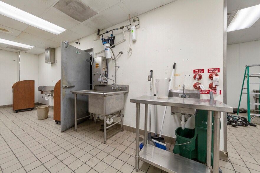 More Photos Of 101 W Lind St, Mankato Fast Food For Sale