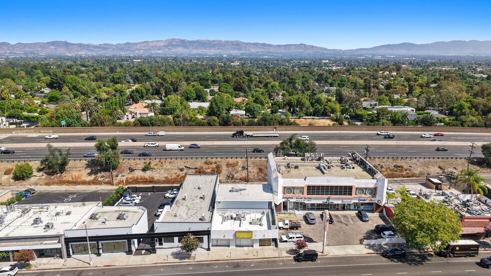More Photos Of 19621-19623 1/2 Ventura Blvd, Tarzana Storefront Retail Residential For Sale