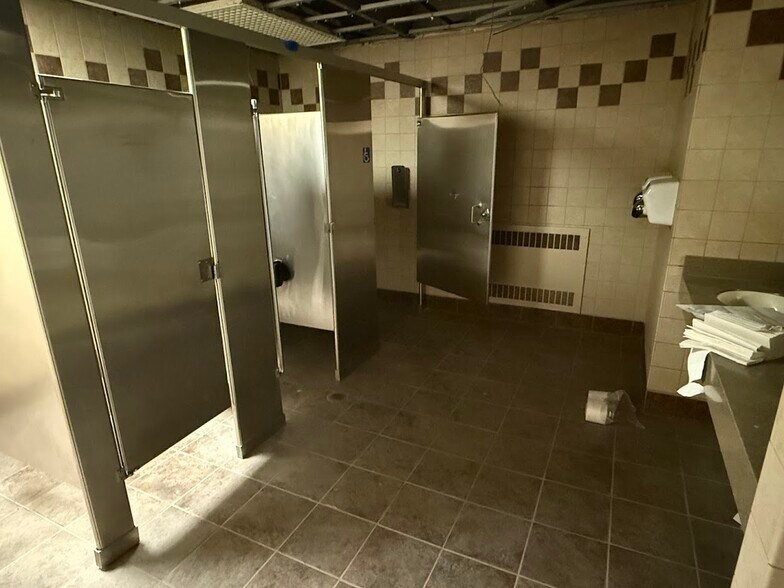 More Photos Of 2700 Miamisburg Centerville Rd, Dayton Department Store For Lease