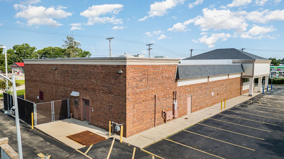 More Photos Of 900 N Broad St, Fairborn Freestanding For Lease