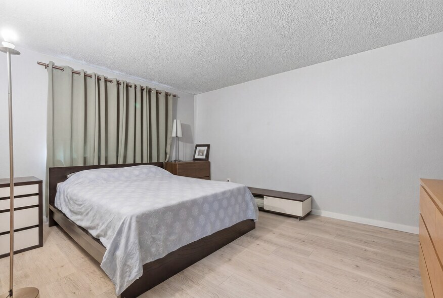 More Photos Of 14506 NE 6th Pl, Bellevue Apartments For Sale