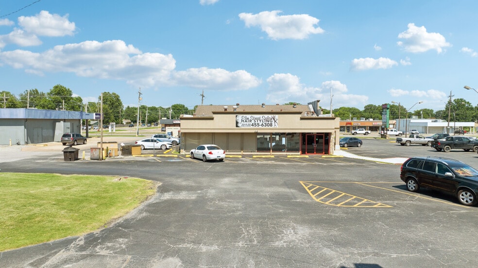 More Photos Of 701-725 W Washington St, Broken Arrow General Retail For Sale