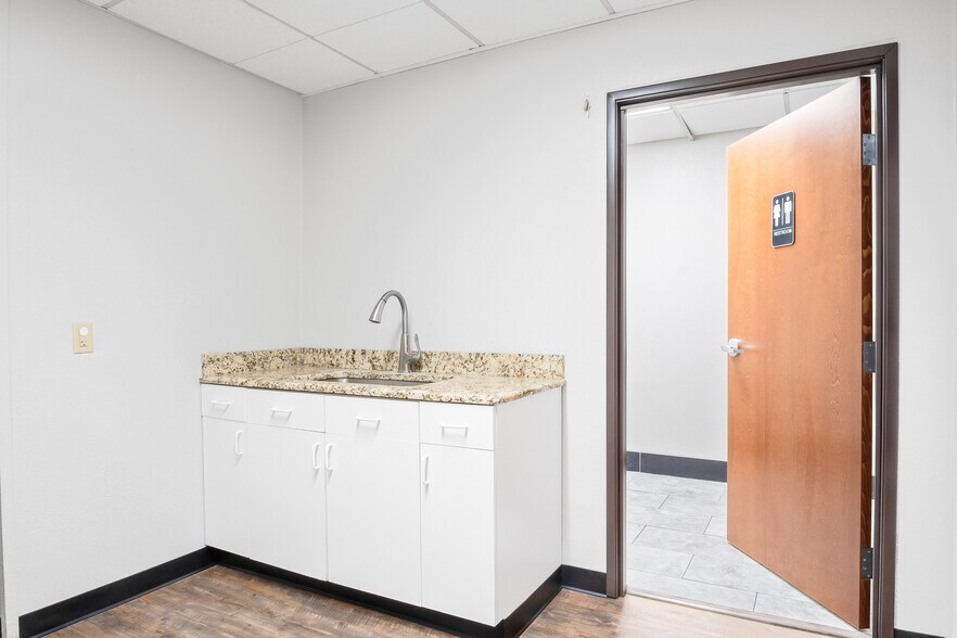 More Photos Of 915-921 N Mill St, Lewisville Office For Sale
