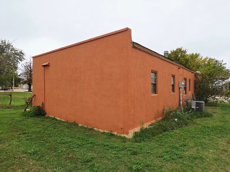 More Photos Of 124 Main St, Wakita Restaurant For Sale