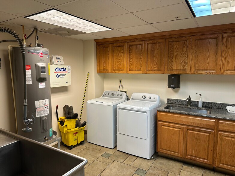 More Photos Of 3830 Corporate, Petersburg Manufacturing For Lease