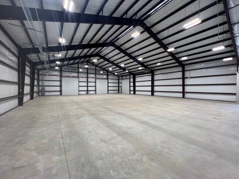 More Photos Of 132 Windy Meadows Dr, Schertz Warehouse For Lease