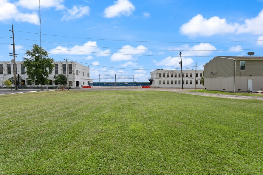 More Photos Of 1021 E Market St, Jeffersonville Land For Sale