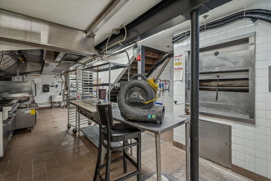 More Photos Of 1336 U St NW, Washington Bar For Sale