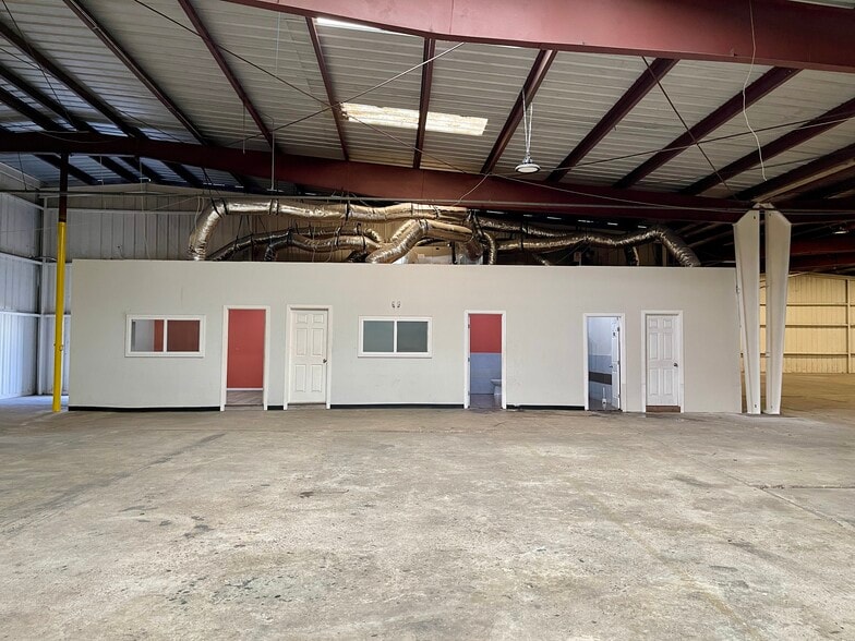 More Photos Of 14236 Gainesville St, Houston Warehouse For Lease