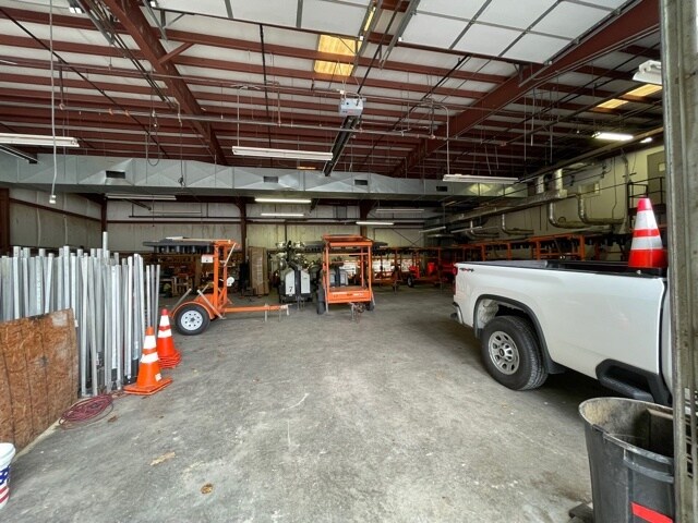 More Photos Of 108 Sandy Dr, Newark Warehouse For Lease