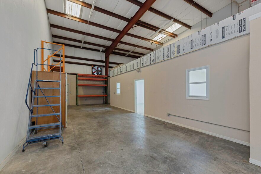 More Photos Of 565 Frederica Ln, Dunedin Warehouse For Lease