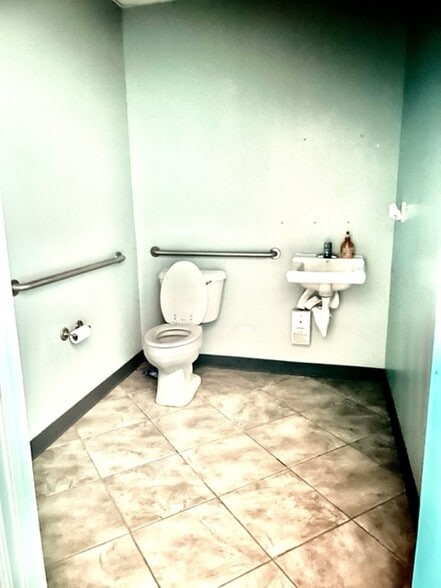 More Photos Of 5725 State Bridge Rd, Johns Creek Freestanding For Lease