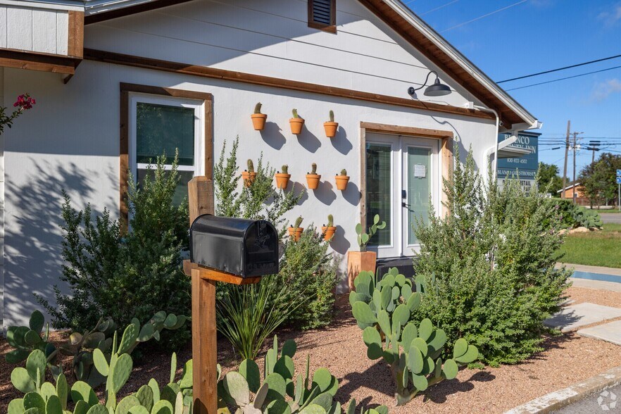 More Photos Of 902 Main St, Blanco Unknown For Lease