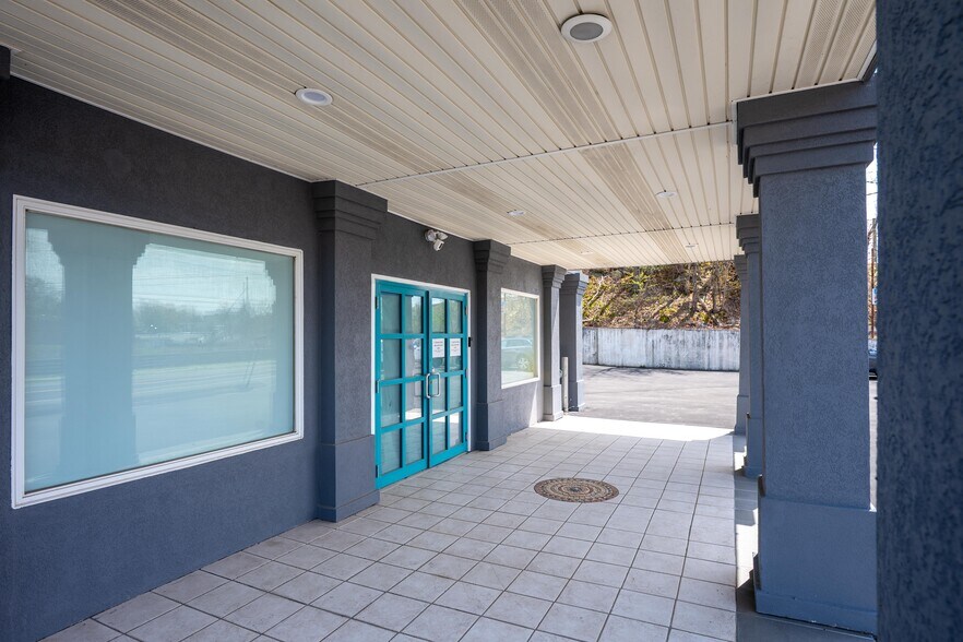 More Photos Of 2391 S Main St, Waterbury Showroom For Sale